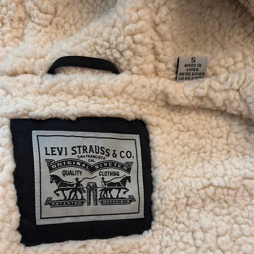 Levi's Women’s Size S Black Coat Jacket Sherpa Lining ands Faux Fur Trimmed Hood